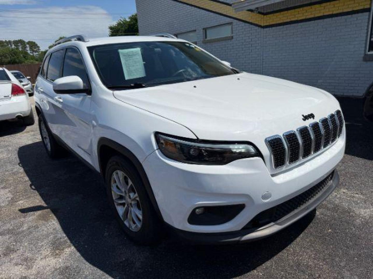 2019 WHITE Jeep Cherokee Latitude FWD (1C4PJLCB6KD) with an 2.4L L4 DOHC 16V engine, 9-Speed Automatic transmission, located at 2715 W Pioneer Pkwy, Arlington, TX, 76013, (817) 265-9009, 32.710262, -97.153236 - Photo#5