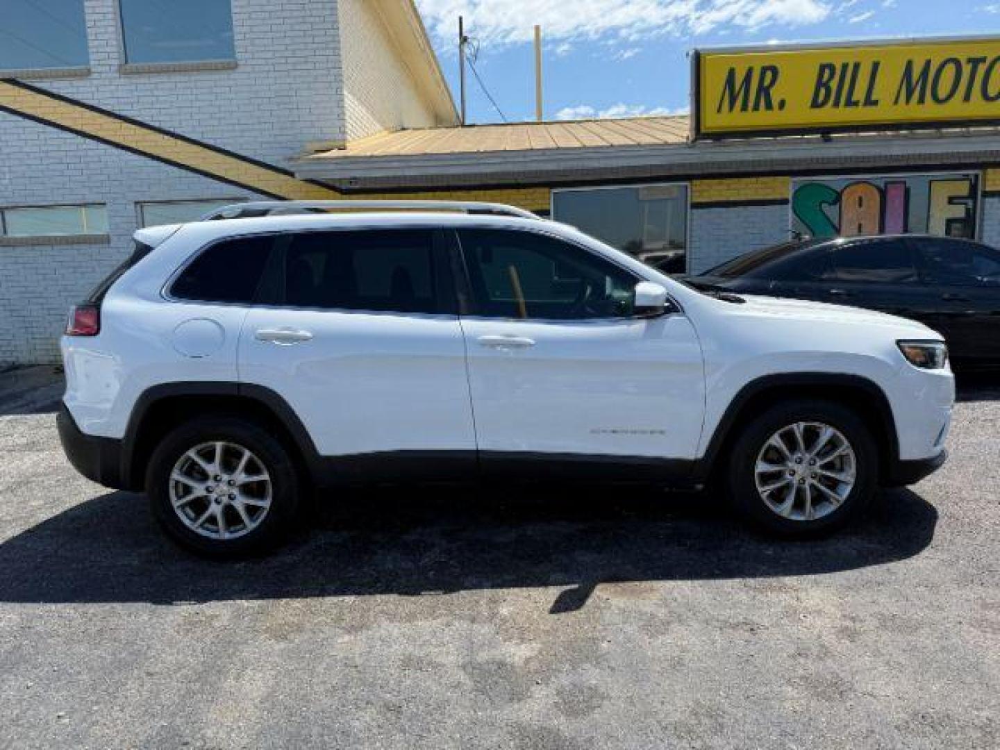 2019 WHITE Jeep Cherokee Latitude FWD (1C4PJLCB6KD) with an 2.4L L4 DOHC 16V engine, 9-Speed Automatic transmission, located at 2715 W Pioneer Pkwy, Arlington, TX, 76013, (817) 265-9009, 32.710262, -97.153236 - Photo#6