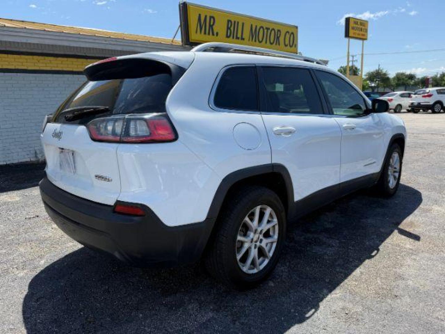 2019 WHITE Jeep Cherokee Latitude FWD (1C4PJLCB6KD) with an 2.4L L4 DOHC 16V engine, 9-Speed Automatic transmission, located at 2715 W Pioneer Pkwy, Arlington, TX, 76013, (817) 265-9009, 32.710262, -97.153236 - Photo#7