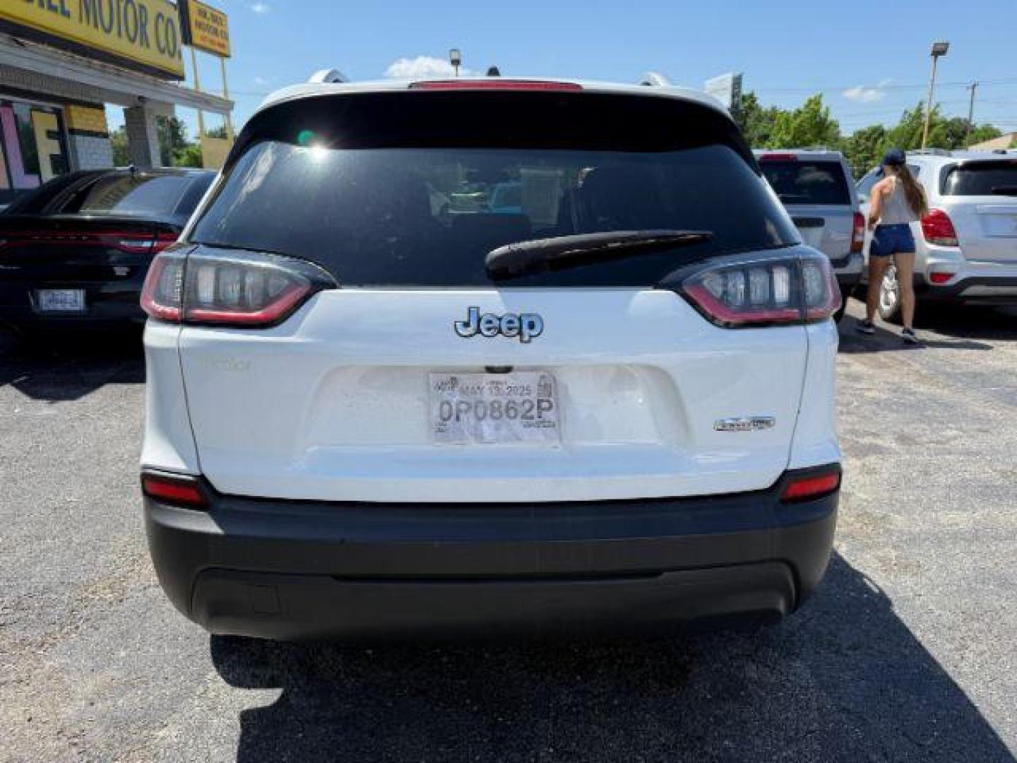 2019 WHITE Jeep Cherokee Latitude FWD (1C4PJLCB6KD) with an 2.4L L4 DOHC 16V engine, 9-Speed Automatic transmission, located at 2715 W Pioneer Pkwy, Arlington, TX, 76013, (817) 265-9009, 32.710262, -97.153236 - Photo#8