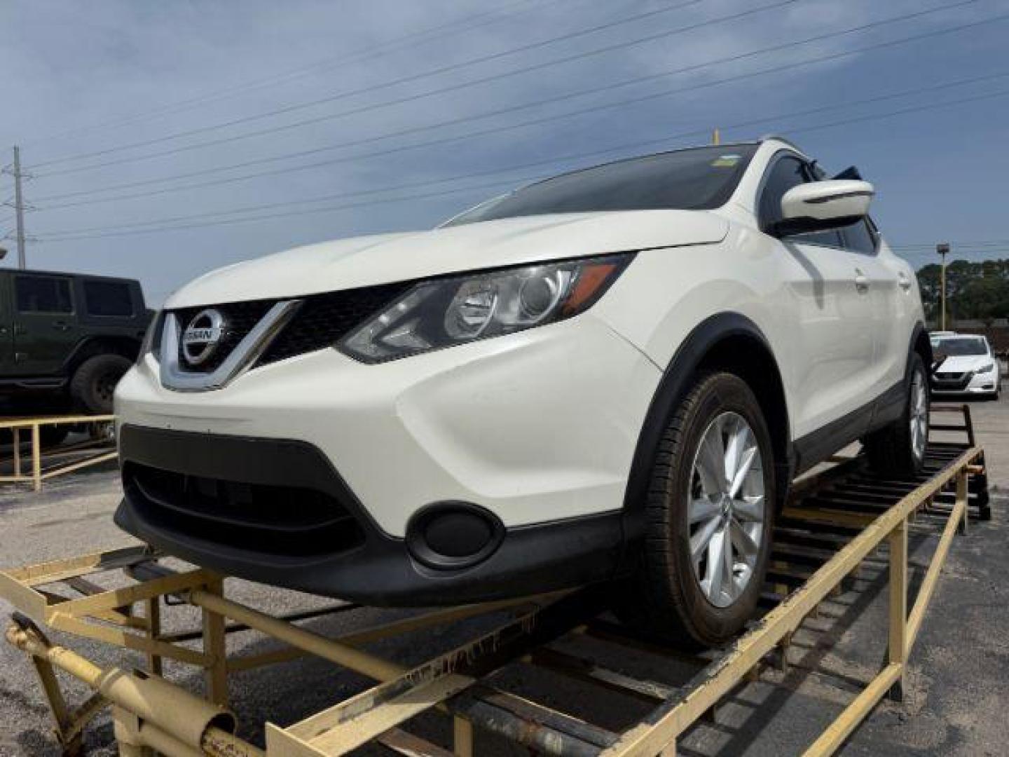2018 WHITE Nissan Rogue Sport SV (JN1BJ1CR7JW) with an 2L I-4 gasoline direct injection engine, located at 2715 W Pioneer Pkwy, Arlington, TX, 76013, (817) 265-9009, 32.710262, -97.153236 - Photo#5