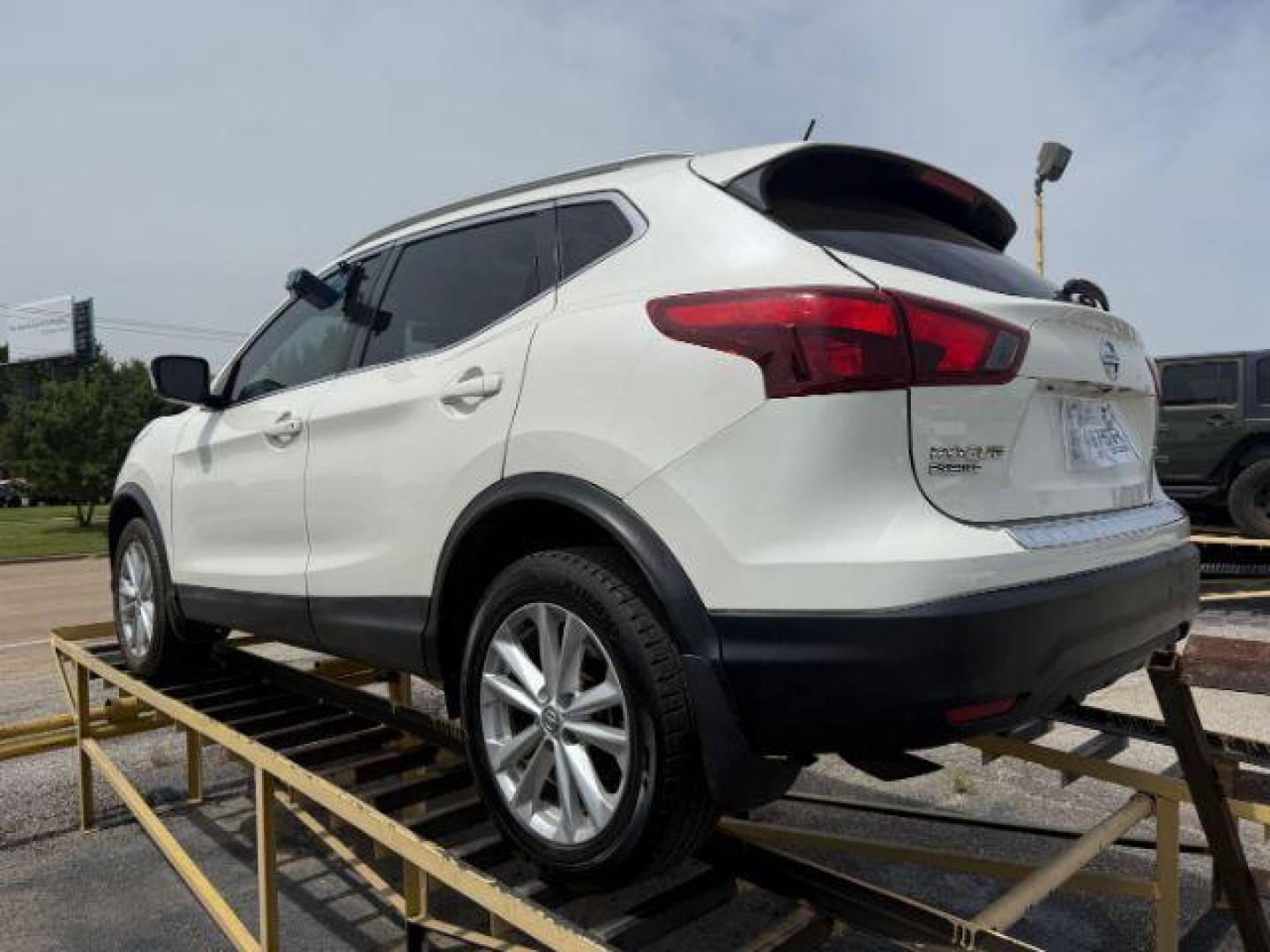 2018 WHITE Nissan Rogue Sport SV (JN1BJ1CR7JW) with an 2L I-4 gasoline direct injection engine, located at 2715 W Pioneer Pkwy, Arlington, TX, 76013, (817) 265-9009, 32.710262, -97.153236 - Photo#6