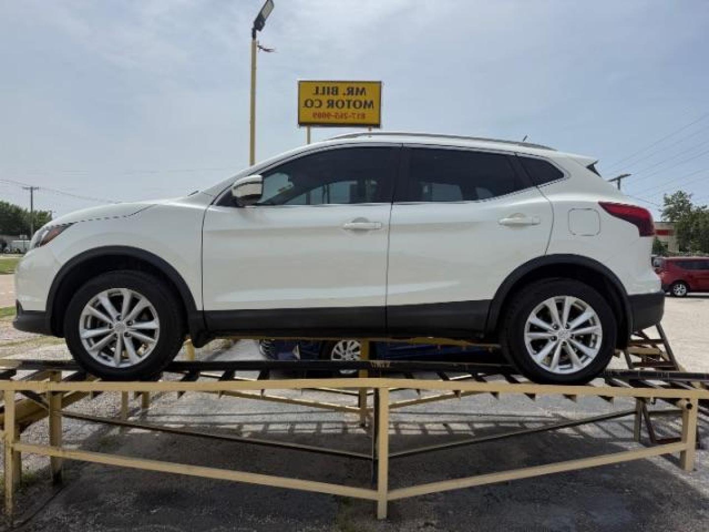 2018 WHITE Nissan Rogue Sport SV (JN1BJ1CR7JW) with an 2L I-4 gasoline dire engine, located at 2715 W Pioneer Pkwy, Arlington, TX, 76013, (817) 265-9009, 32.710262, -97.153236 - Photo#1