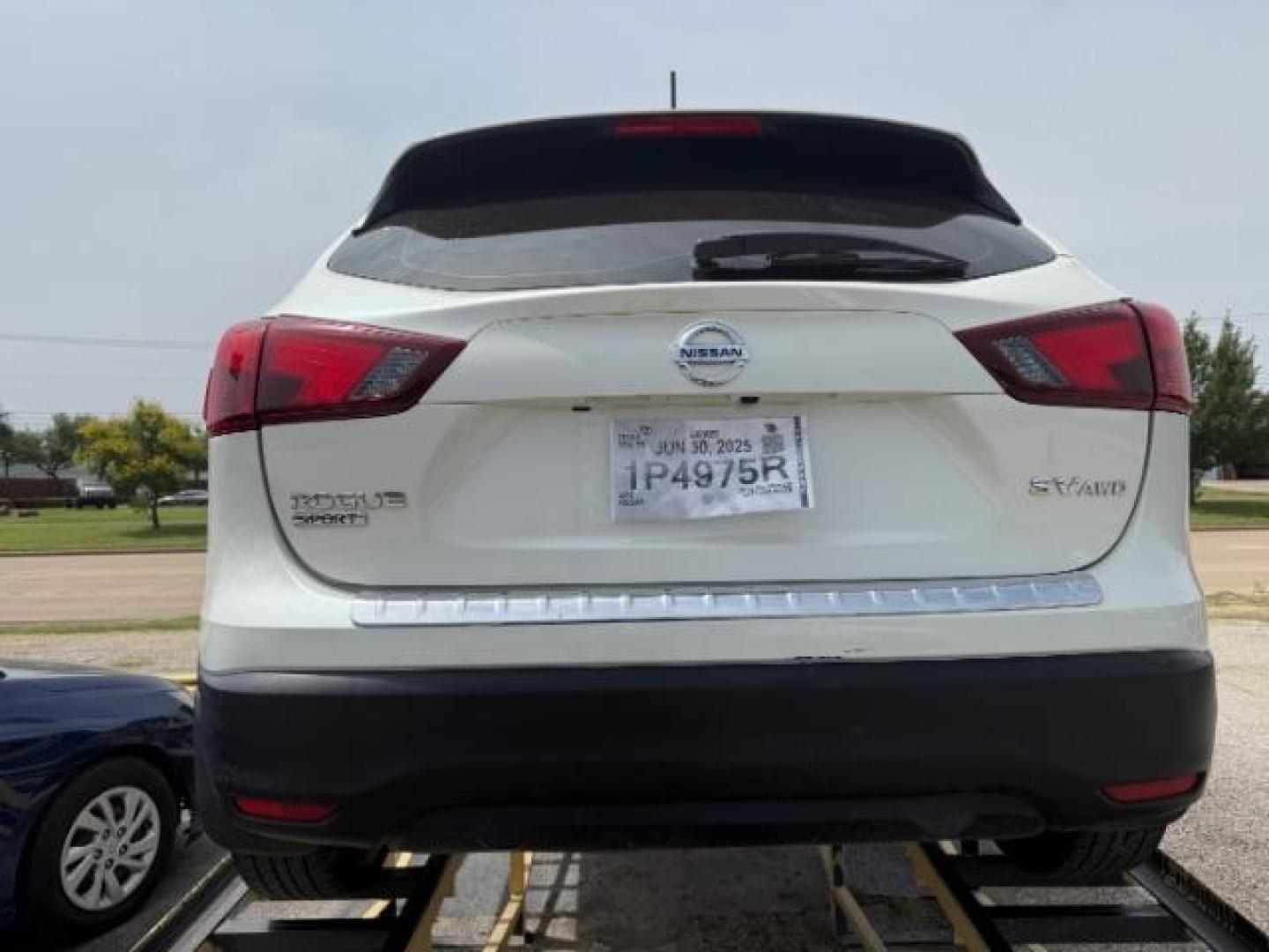 2018 WHITE Nissan Rogue Sport SV (JN1BJ1CR7JW) with an 2L I-4 gasoline dire engine, located at 2715 W Pioneer Pkwy, Arlington, TX, 76013, (817) 265-9009, 32.710262, -97.153236 - Photo#6