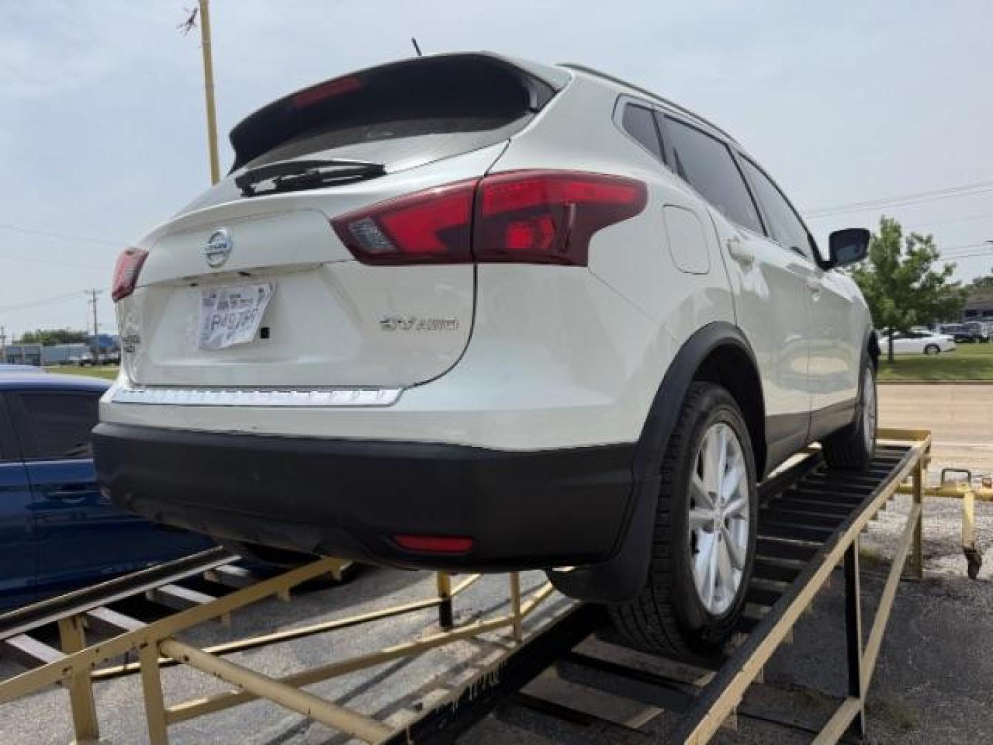 2018 WHITE Nissan Rogue Sport SV (JN1BJ1CR7JW) with an 2L I-4 gasoline dire engine, located at 2715 W Pioneer Pkwy, Arlington, TX, 76013, (817) 265-9009, 32.710262, -97.153236 - Photo#7