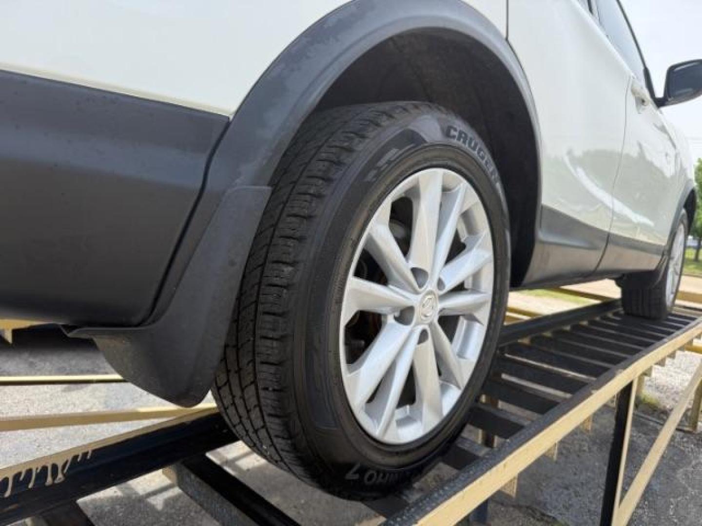 2018 WHITE Nissan Rogue Sport SV (JN1BJ1CR7JW) with an 2L I-4 gasoline dire engine, located at 2715 W Pioneer Pkwy, Arlington, TX, 76013, (817) 265-9009, 32.710262, -97.153236 - Photo#8