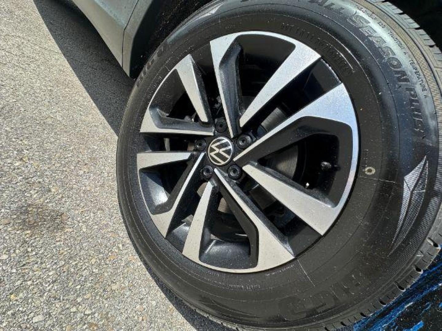 2022 WHITE Volkswagen Tiguan 2.0T S (3VV1B7AX5NM) with an 2L I-4 gasoline direct injection engine, located at 2715 W Pioneer Pkwy, Arlington, TX, 76013, (817) 265-9009, 32.710262, -97.153236 - Photo#10