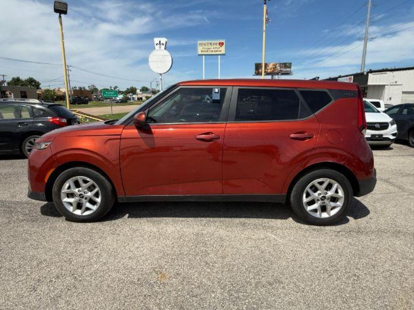 2021 ORANGE Kia Soul LX (KNDJ23AU8M7) with an 2L I-4 DOHC engine, located at 2715 W Pioneer Pkwy, Arlington, TX, 76013, (817) 265-9009, 32.710262, -97.153236 - Photo#2