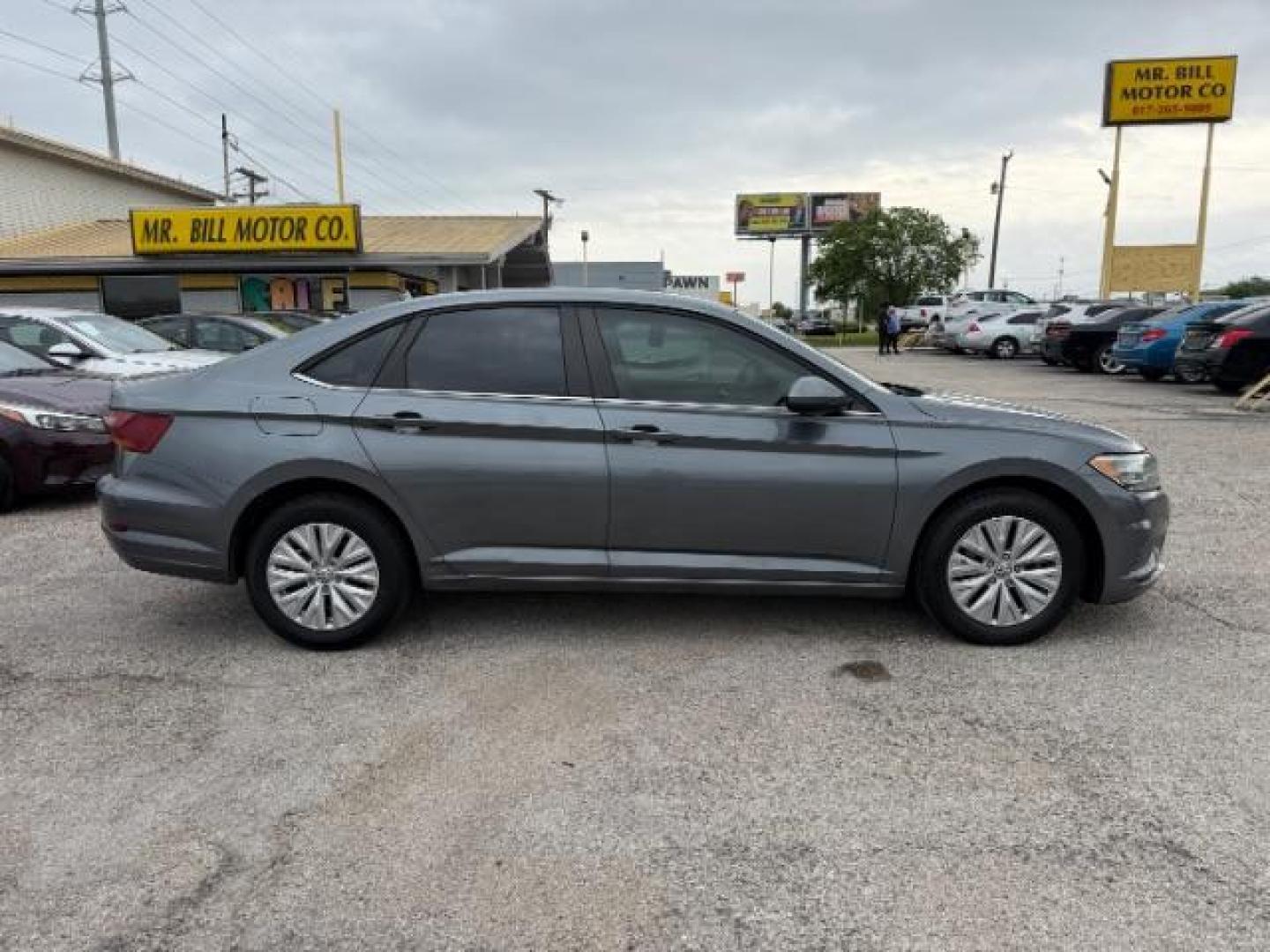 2019 GRAY Volkswagen Jetta 1.4T S | 1.4T SE | 1 (3VWCB7BU5KM) with an 1.4L I-4 gasoline di engine, located at 2715 W Pioneer Pkwy, Arlington, TX, 76013, (817) 265-9009, 32.710262, -97.153236 - Photo#6
