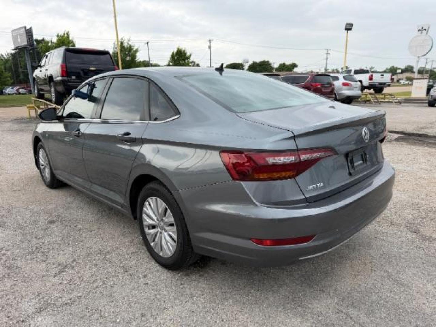 2019 GRAY Volkswagen Jetta 1.4T S | 1.4T SE | 1 (3VWCB7BU5KM) with an 1.4L I-4 gasoline di engine, located at 2715 W Pioneer Pkwy, Arlington, TX, 76013, (817) 265-9009, 32.710262, -97.153236 - Photo#10