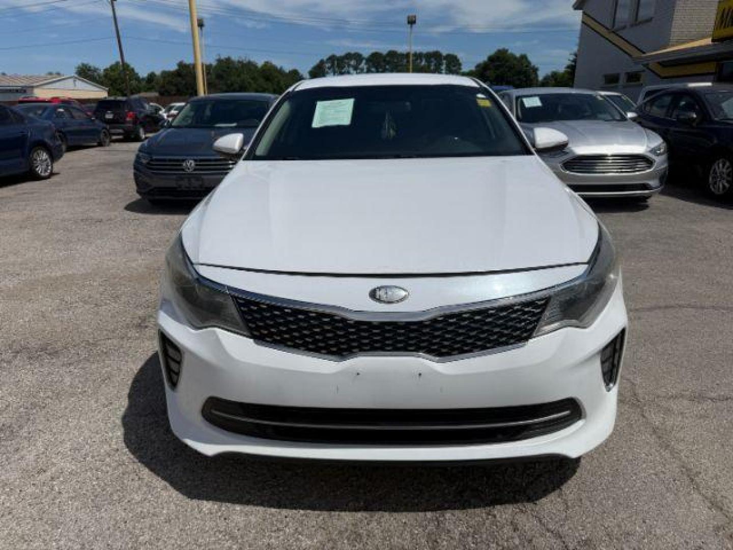 2018 WHITE Kia Optima LX (5XXGT4L38JG) with an 2.4L L4 DOHC 16V engine, 6-Speed Automatic transmission, located at 2715 W Pioneer Pkwy, Arlington, TX, 76013, (817) 265-9009, 32.710262, -97.153236 - Photo#4
