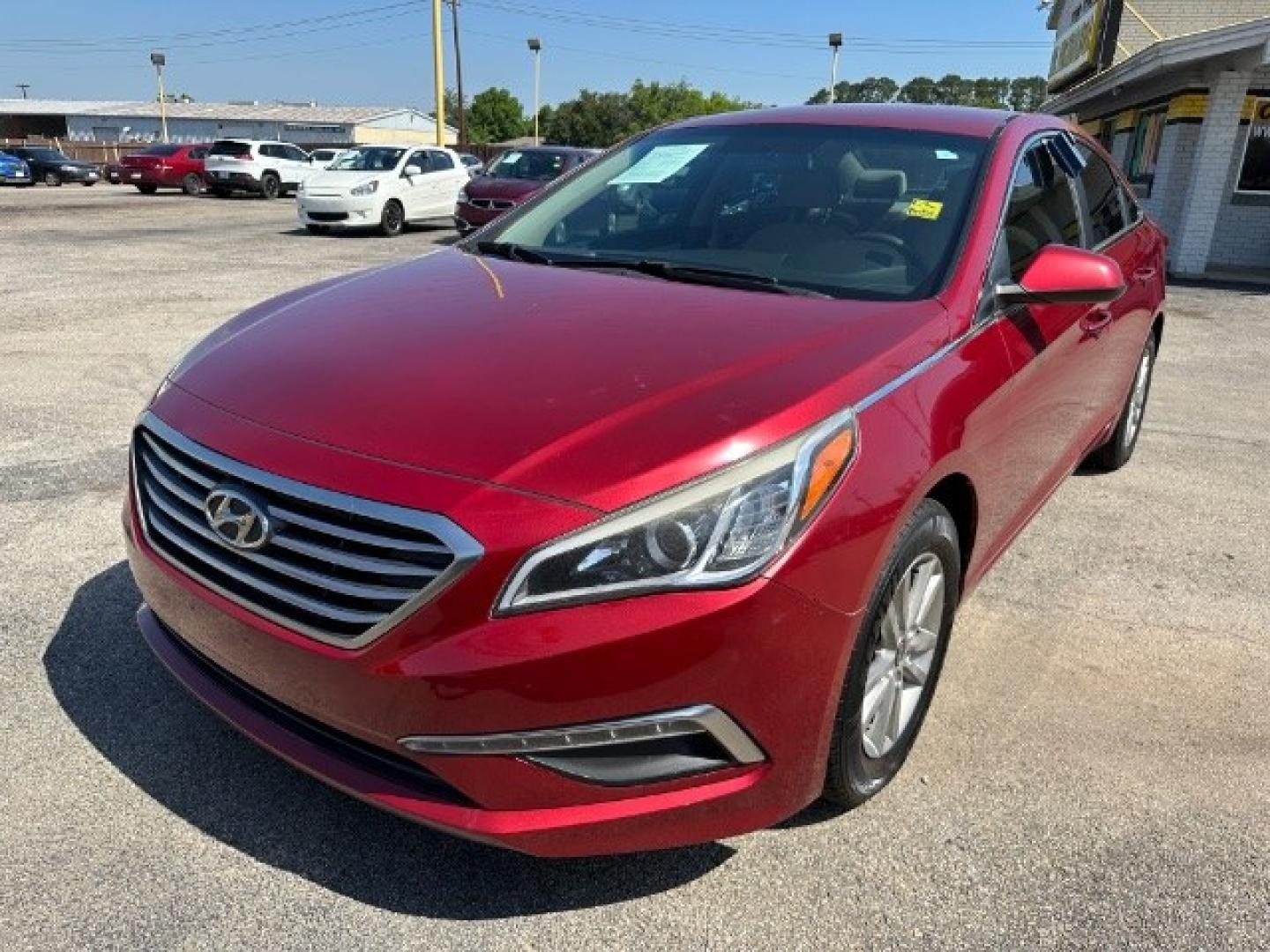 2015 RED Hyundai Sonata SE (5NPE24AF8FH) with an 2.4L L4 DOHC 16V engine, 7-Speed Automatic transmission, located at 2715 W Pioneer Pkwy, Arlington, TX, 76013, (817) 265-9009, 32.710262, -97.153236- Photo#2