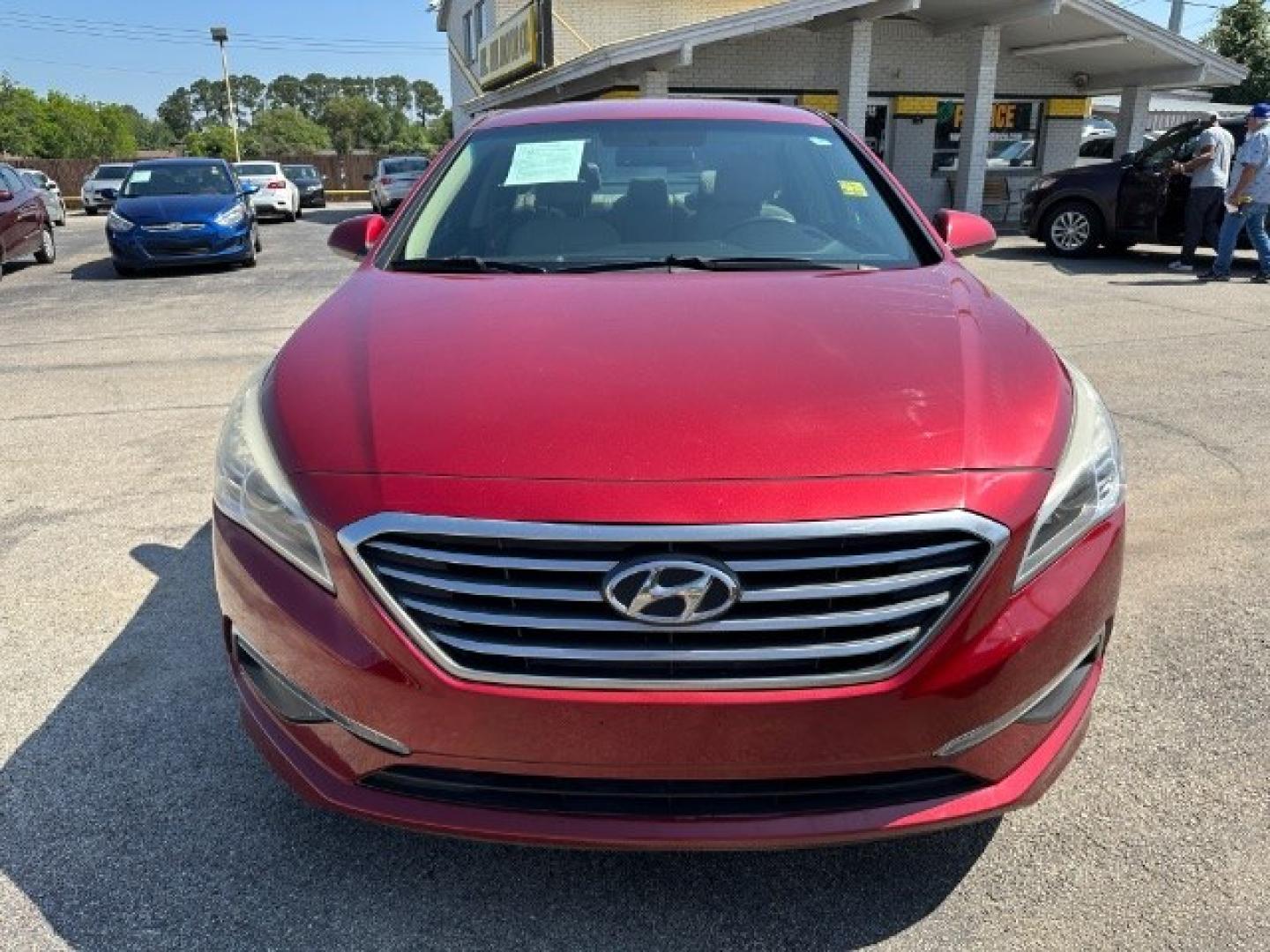 2015 RED Hyundai Sonata SE (5NPE24AF8FH) with an 2.4L L4 DOHC 16V engine, 7-Speed Automatic transmission, located at 2715 W Pioneer Pkwy, Arlington, TX, 76013, (817) 265-9009, 32.710262, -97.153236- Photo#3