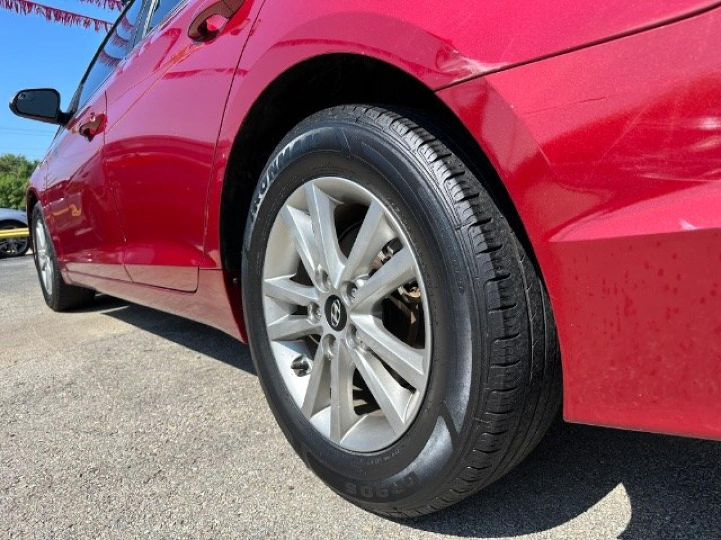 2015 RED Hyundai Sonata SE (5NPE24AF8FH) with an 2.4L L4 DOHC 16V engine, 7-Speed Automatic transmission, located at 2715 W Pioneer Pkwy, Arlington, TX, 76013, (817) 265-9009, 32.710262, -97.153236- Photo#7