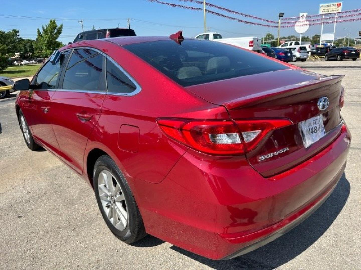 2015 RED Hyundai Sonata SE (5NPE24AF8FH) with an 2.4L L4 DOHC 16V engine, 7-Speed Automatic transmission, located at 2715 W Pioneer Pkwy, Arlington, TX, 76013, (817) 265-9009, 32.710262, -97.153236- Photo#8