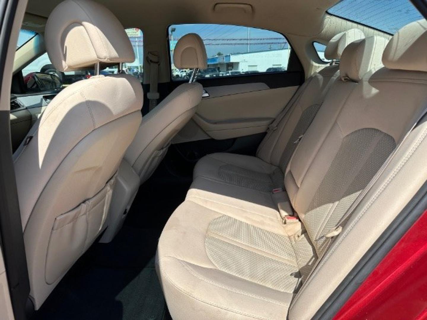 2015 RED Hyundai Sonata SE (5NPE24AF8FH) with an 2.4L L4 DOHC 16V engine, 7-Speed Automatic transmission, located at 2715 W Pioneer Pkwy, Arlington, TX, 76013, (817) 265-9009, 32.710262, -97.153236- Photo#9