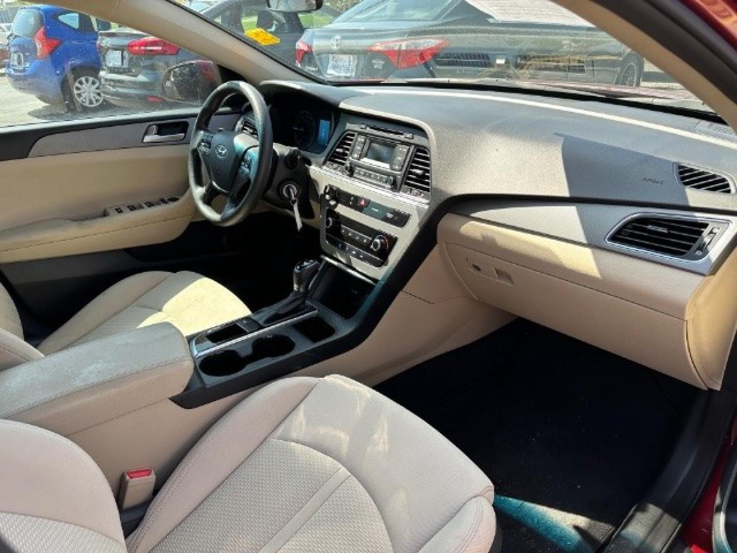2015 RED Hyundai Sonata SE (5NPE24AF8FH) with an 2.4L L4 DOHC 16V engine, 7-Speed Automatic transmission, located at 2715 W Pioneer Pkwy, Arlington, TX, 76013, (817) 265-9009, 32.710262, -97.153236- Photo#14