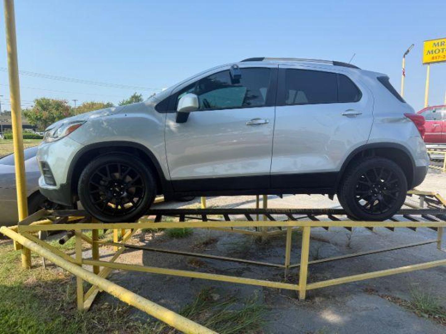 2021 SILVER Chevrolet Trax FWD LT (KL7CJLSB2MB) , located at 2715 W Pioneer Pkwy, Arlington, TX, 76013, (817) 265-9009, 32.710262, -97.153236 - Photo#1