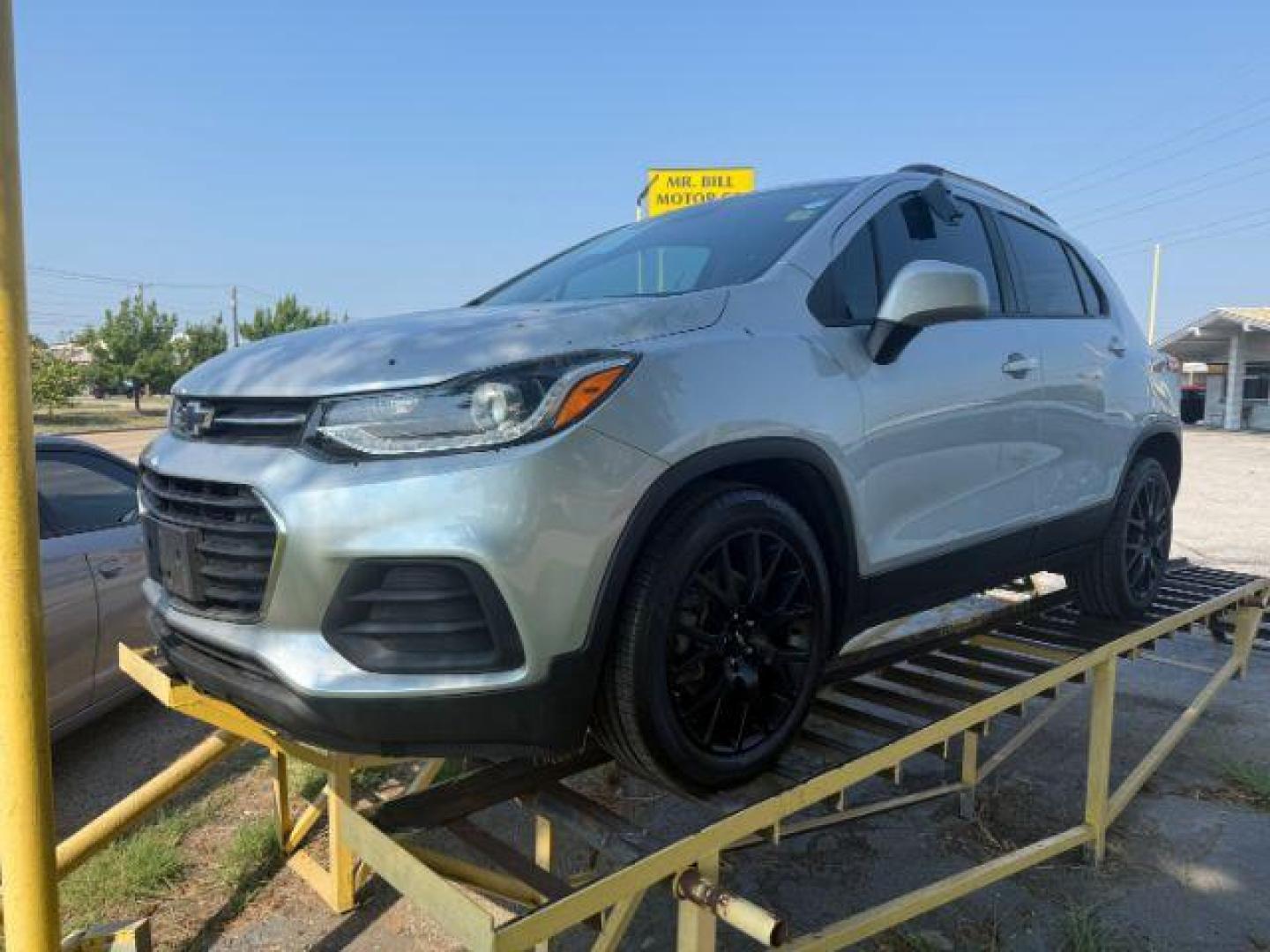 2021 SILVER Chevrolet Trax FWD LT (KL7CJLSB2MB) , located at 2715 W Pioneer Pkwy, Arlington, TX, 76013, (817) 265-9009, 32.710262, -97.153236 - Photo#2