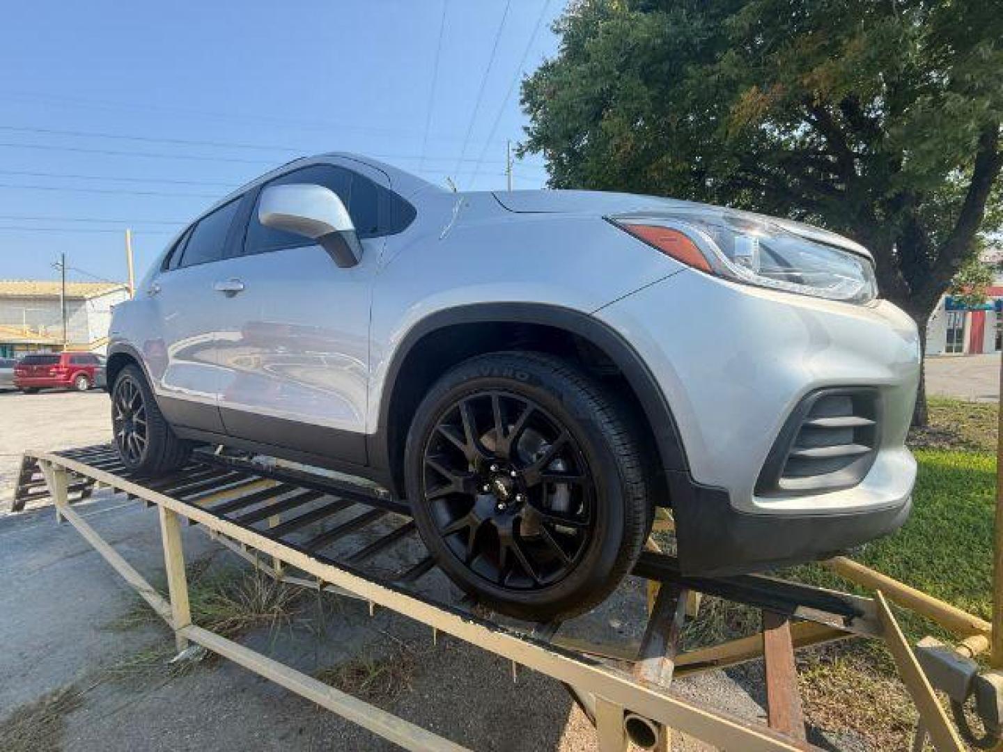2021 SILVER Chevrolet Trax FWD LT (KL7CJLSB2MB) , located at 2715 W Pioneer Pkwy, Arlington, TX, 76013, (817) 265-9009, 32.710262, -97.153236 - Photo#4