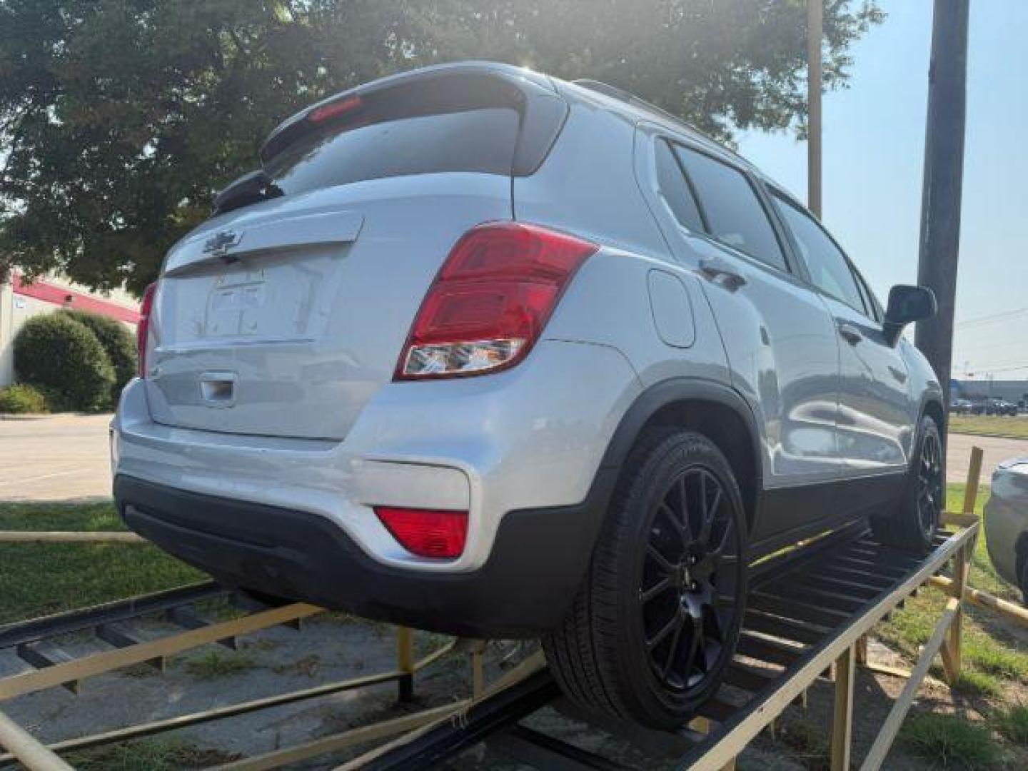 2021 SILVER Chevrolet Trax FWD LT (KL7CJLSB2MB) , located at 2715 W Pioneer Pkwy, Arlington, TX, 76013, (817) 265-9009, 32.710262, -97.153236 - Photo#5