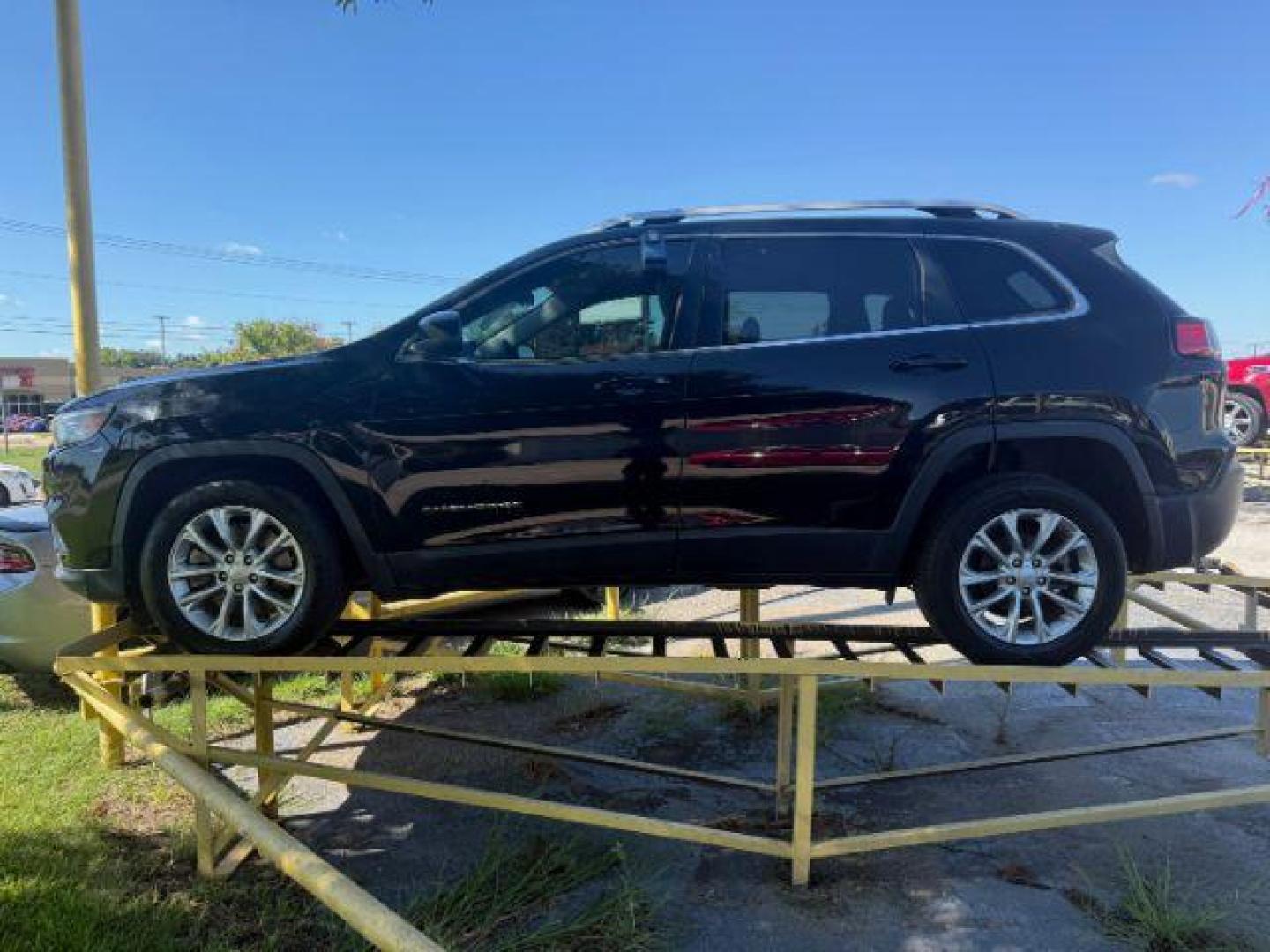 2019 BLACK Jeep Cherokee Latitude FWD (1C4PJLCB2KD) with an 2.4L L4 DOHC 16V engine, 9-Speed Automatic transmission, located at 2715 W Pioneer Pkwy, Arlington, TX, 76013, (817) 265-9009, 32.710262, -97.153236 - Photo#2
