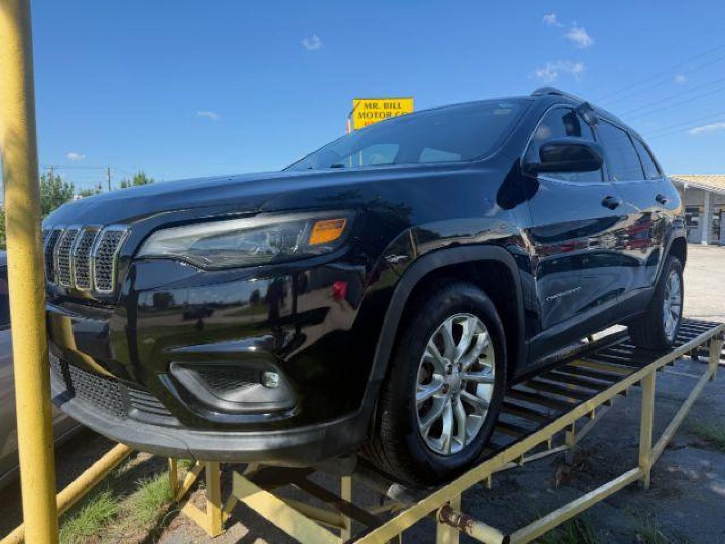 2019 BLACK Jeep Cherokee Latitude FWD (1C4PJLCB2KD) with an 2.4L L4 DOHC 16V engine, 9-Speed Automatic transmission, located at 2715 W Pioneer Pkwy, Arlington, TX, 76013, (817) 265-9009, 32.710262, -97.153236 - Photo#3