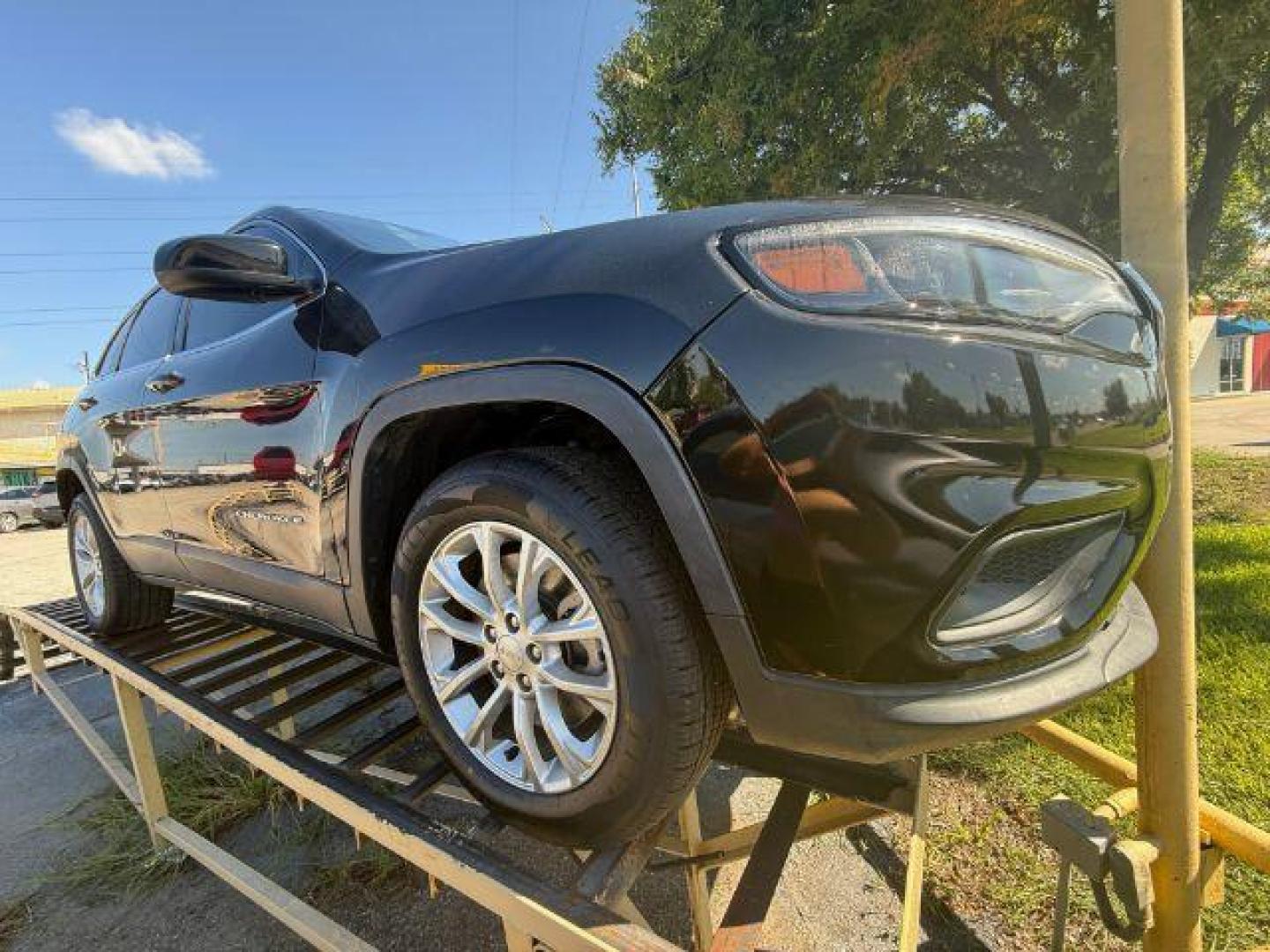 2019 BLACK Jeep Cherokee Latitude FWD (1C4PJLCB2KD) with an 2.4L L4 DOHC 16V engine, 9-Speed Automatic transmission, located at 2715 W Pioneer Pkwy, Arlington, TX, 76013, (817) 265-9009, 32.710262, -97.153236 - Photo#4