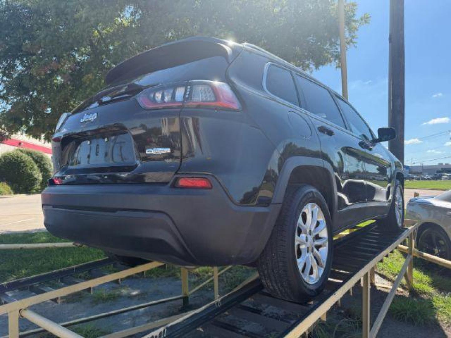 2019 BLACK Jeep Cherokee Latitude FWD (1C4PJLCB2KD) with an 2.4L L4 DOHC 16V engine, 9-Speed Automatic transmission, located at 2715 W Pioneer Pkwy, Arlington, TX, 76013, (817) 265-9009, 32.710262, -97.153236 - Photo#5