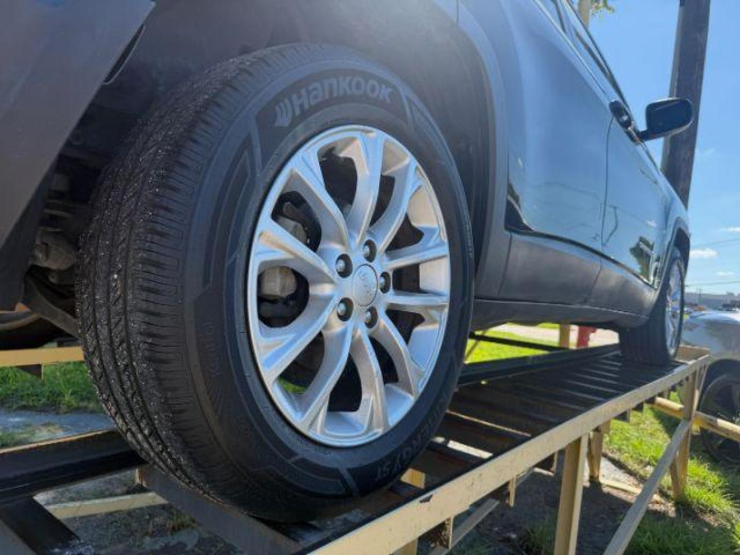2019 BLACK Jeep Cherokee Latitude FWD (1C4PJLCB2KD) with an 2.4L L4 DOHC 16V engine, 9-Speed Automatic transmission, located at 2715 W Pioneer Pkwy, Arlington, TX, 76013, (817) 265-9009, 32.710262, -97.153236 - Photo#13