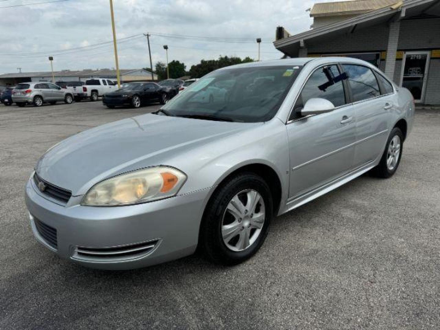 2009 SILVER Chevrolet Impala LS (2G1WB57K391) with an 3.5L V6 OHV 16V FFV engine, 4-Speed Automatic transmission, located at 2715 W Pioneer Pkwy, Arlington, TX, 76013, (817) 265-9009, 32.710262, -97.153236 - Photo#2