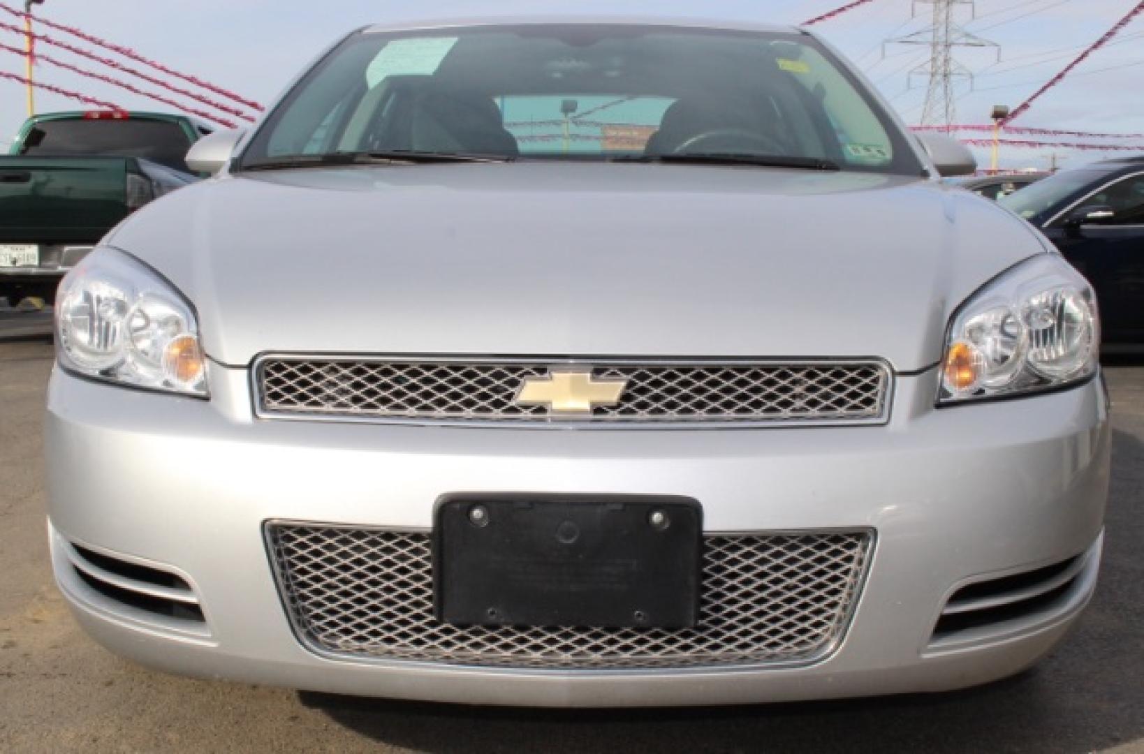2009 SILVER Chevrolet Impala LS (2G1WB57K391) with an 3.5L V6 OHV 16V FFV engine, 4-Speed Automatic transmission, located at 2715 W Pioneer Pkwy, Arlington, TX, 76013, (817) 265-9009, 32.710262, -97.153236- Photo#2