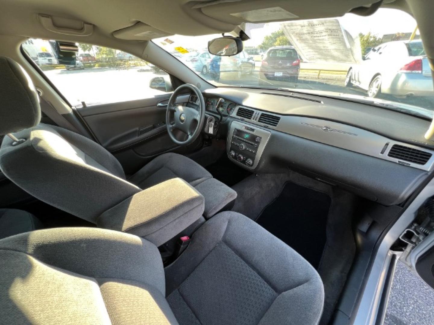 2009 SILVER Chevrolet Impala LS (2G1WB57K391) with an 3.5L V6 OHV 16V FFV engine, 4-Speed Automatic transmission, located at 2715 W Pioneer Pkwy, Arlington, TX, 76013, (817) 265-9009, 32.710262, -97.153236- Photo#9