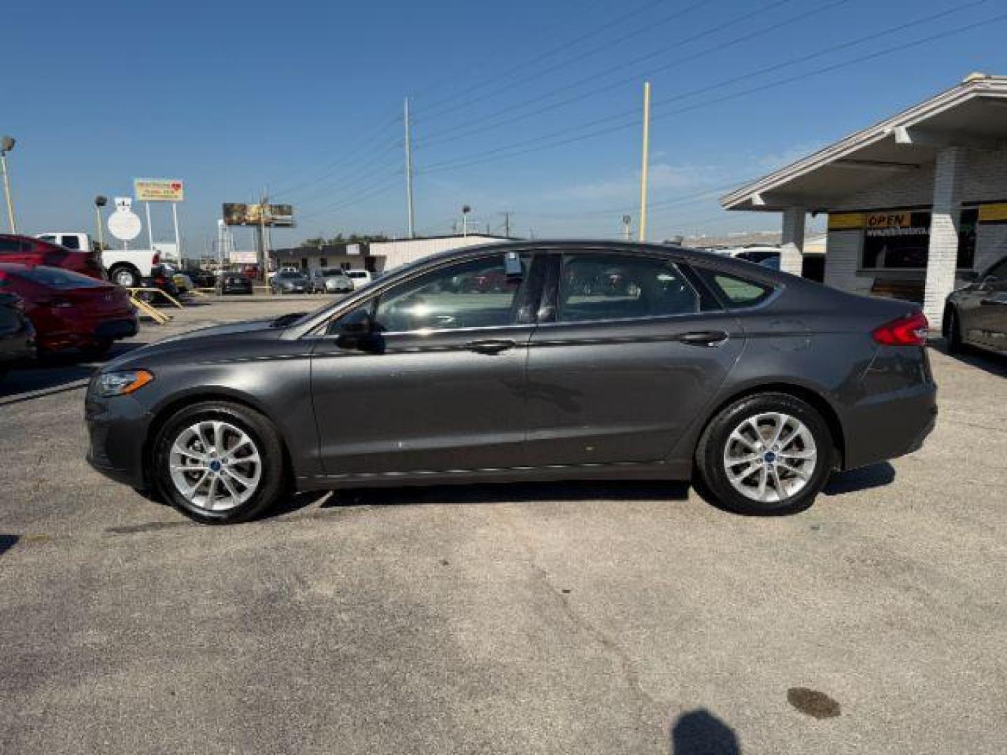 2019 GRAY Ford Fusion SE (3FA6P0H75KR) with an 2.5L L4 DOHC 16V engine, 6-Speed Automatic transmission, located at 2715 W Pioneer Pkwy, Arlington, TX, 76013, (817) 265-9009, 32.710262, -97.153236 - Photo#2