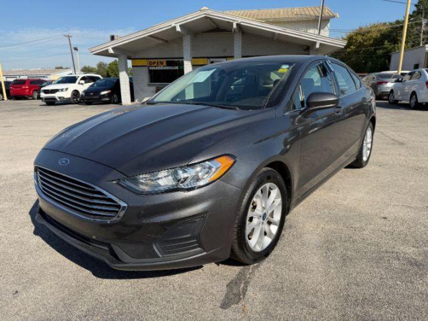 2019 GRAY Ford Fusion SE (3FA6P0H75KR) with an 2.5L L4 DOHC 16V engine, 6-Speed Automatic transmission, located at 2715 W Pioneer Pkwy, Arlington, TX, 76013, (817) 265-9009, 32.710262, -97.153236 - Photo#3