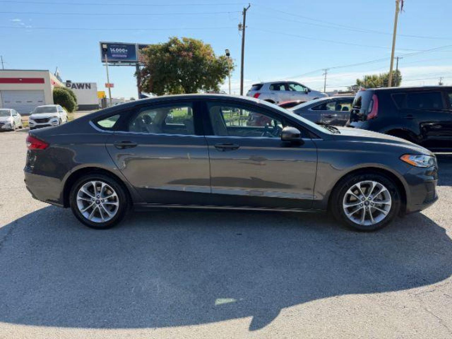 2019 GRAY Ford Fusion SE (3FA6P0H75KR) with an 2.5L L4 DOHC 16V engine, 6-Speed Automatic transmission, located at 2715 W Pioneer Pkwy, Arlington, TX, 76013, (817) 265-9009, 32.710262, -97.153236 - Photo#6