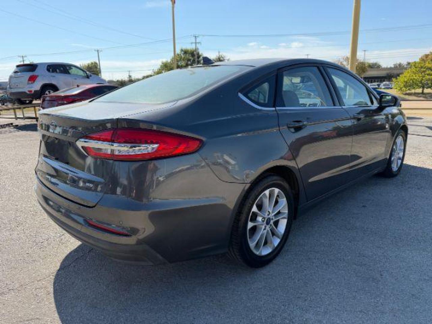 2019 GRAY Ford Fusion SE (3FA6P0H75KR) with an 2.5L L4 DOHC 16V engine, 6-Speed Automatic transmission, located at 2715 W Pioneer Pkwy, Arlington, TX, 76013, (817) 265-9009, 32.710262, -97.153236 - Photo#7