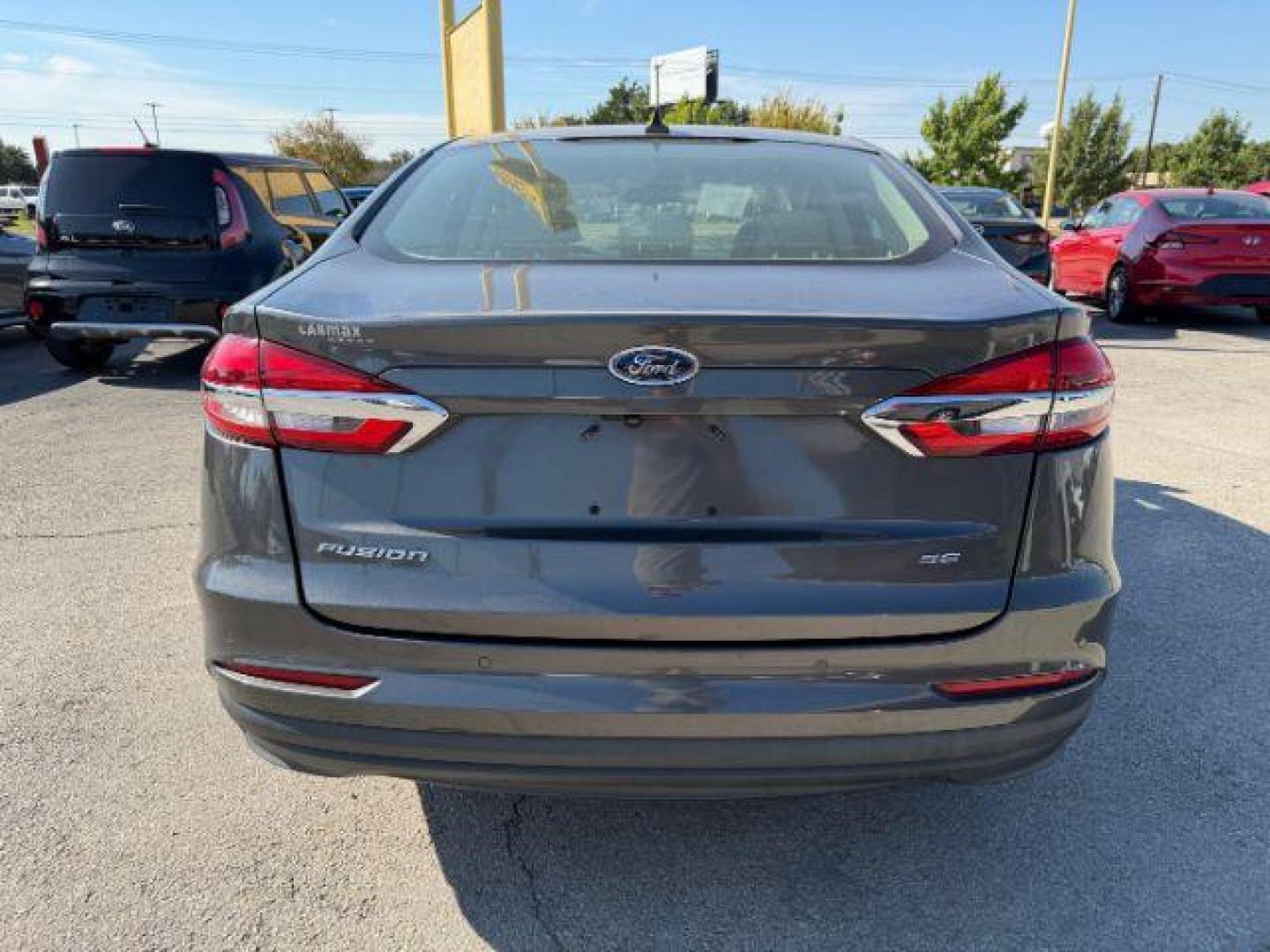 2019 GRAY Ford Fusion SE (3FA6P0H75KR) with an 2.5L L4 DOHC 16V engine, 6-Speed Automatic transmission, located at 2715 W Pioneer Pkwy, Arlington, TX, 76013, (817) 265-9009, 32.710262, -97.153236 - Photo#8
