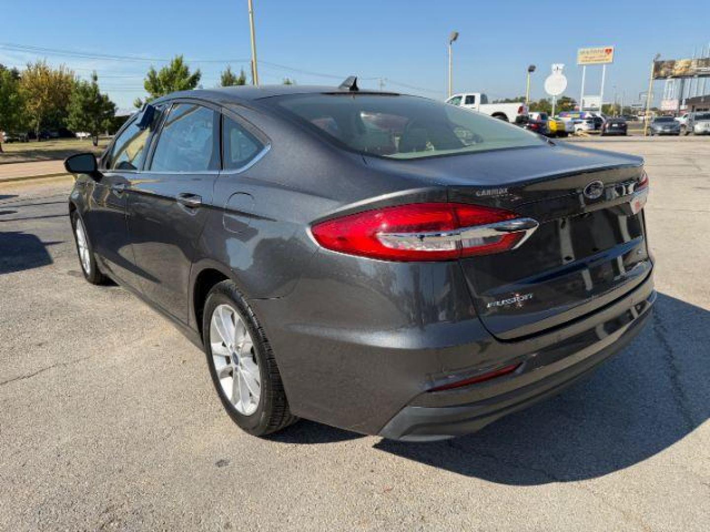 2019 GRAY Ford Fusion SE (3FA6P0H75KR) with an 2.5L L4 DOHC 16V engine, 6-Speed Automatic transmission, located at 2715 W Pioneer Pkwy, Arlington, TX, 76013, (817) 265-9009, 32.710262, -97.153236 - Photo#9