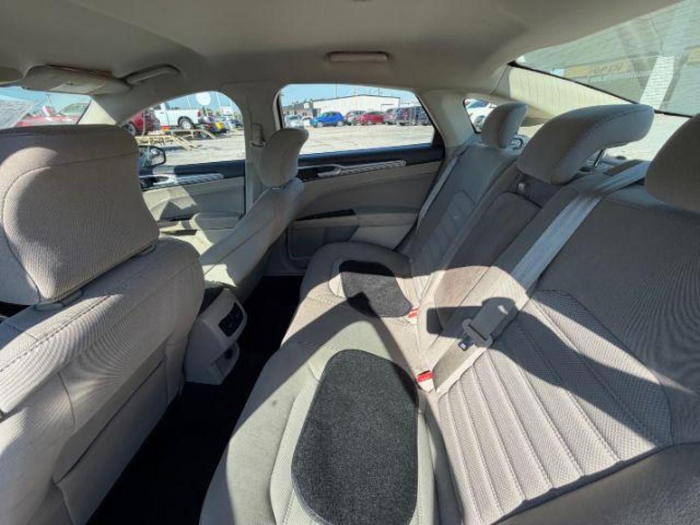 2019 GRAY Ford Fusion SE (3FA6P0H75KR) with an 2.5L L4 DOHC 16V engine, 6-Speed Automatic transmission, located at 2715 W Pioneer Pkwy, Arlington, TX, 76013, (817) 265-9009, 32.710262, -97.153236 - Photo#12