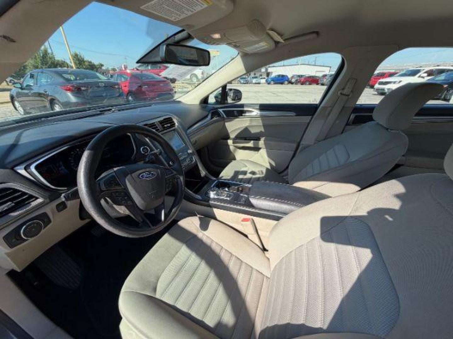 2019 GRAY Ford Fusion SE (3FA6P0H75KR) with an 2.5L L4 DOHC 16V engine, 6-Speed Automatic transmission, located at 2715 W Pioneer Pkwy, Arlington, TX, 76013, (817) 265-9009, 32.710262, -97.153236 - Photo#14