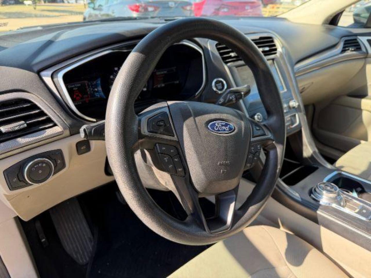 2019 GRAY Ford Fusion SE (3FA6P0H75KR) with an 2.5L L4 DOHC 16V engine, 6-Speed Automatic transmission, located at 2715 W Pioneer Pkwy, Arlington, TX, 76013, (817) 265-9009, 32.710262, -97.153236 - Photo#15