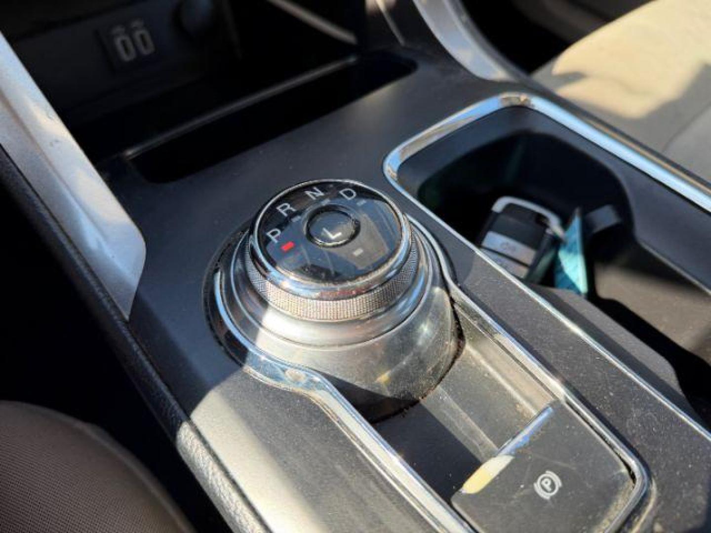 2019 GRAY Ford Fusion SE (3FA6P0H75KR) with an 2.5L L4 DOHC 16V engine, 6-Speed Automatic transmission, located at 2715 W Pioneer Pkwy, Arlington, TX, 76013, (817) 265-9009, 32.710262, -97.153236 - Photo#16