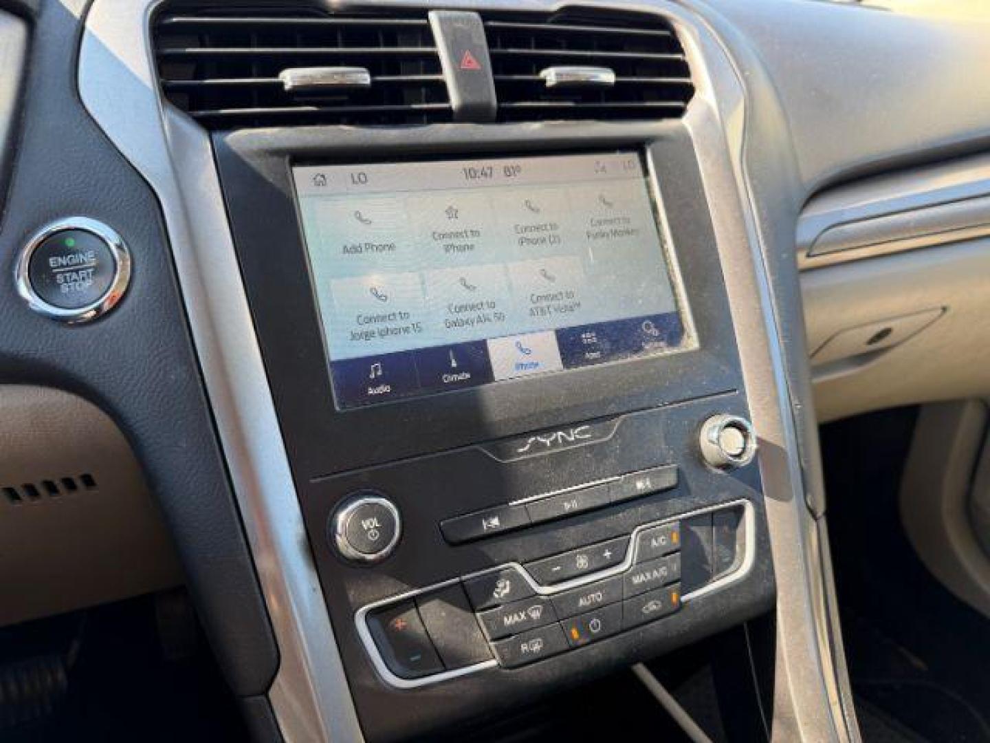 2019 GRAY Ford Fusion SE (3FA6P0H75KR) with an 2.5L L4 DOHC 16V engine, 6-Speed Automatic transmission, located at 2715 W Pioneer Pkwy, Arlington, TX, 76013, (817) 265-9009, 32.710262, -97.153236 - Photo#17