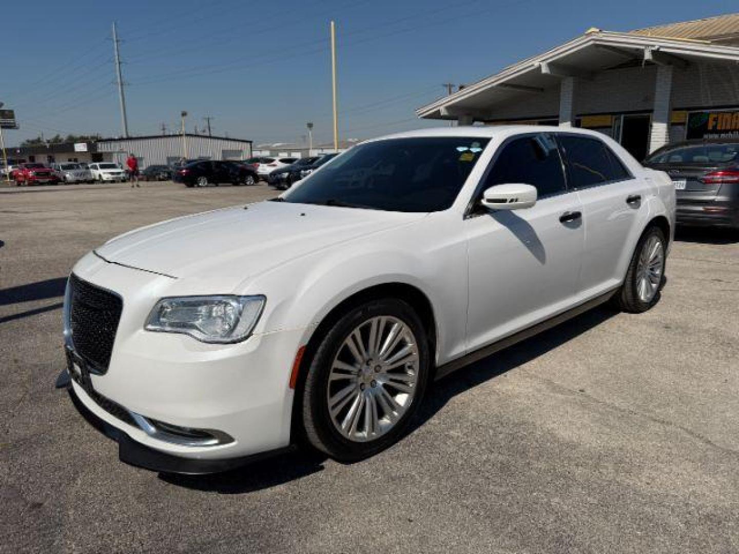 2015 WHITE Chrysler 300 Limited (2C3CCAAG4FH) with an 3.6L V-6 DOHC engine, located at 2715 W Pioneer Pkwy, Arlington, TX, 76013, (817) 265-9009, 32.710262, -97.153236 - Photo#3
