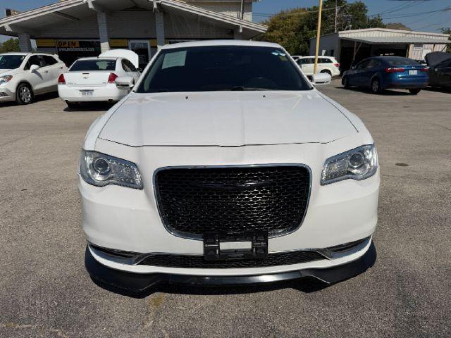 2015 WHITE Chrysler 300 Limited (2C3CCAAG4FH) with an 3.6L V-6 DOHC engine, located at 2715 W Pioneer Pkwy, Arlington, TX, 76013, (817) 265-9009, 32.710262, -97.153236 - Photo#4
