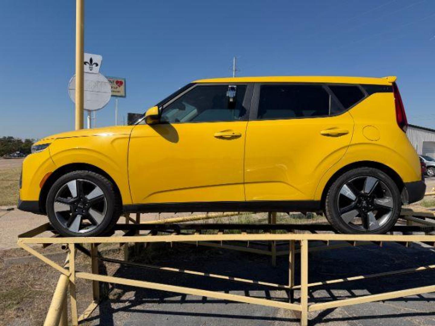 2020 YELLOW Kia Soul EX (KNDJ33AU6L7) with an 2L I-4 DOHC engine, located at 2715 W Pioneer Pkwy, Arlington, TX, 76013, (817) 265-9009, 32.710262, -97.153236 - Photo#2