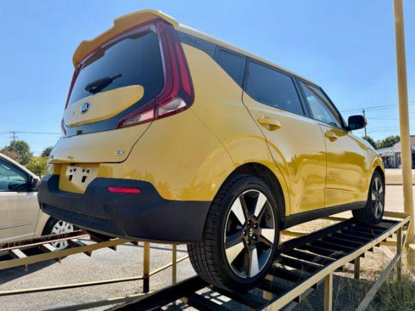 2020 YELLOW Kia Soul EX (KNDJ33AU6L7) with an 2L I-4 DOHC engine, located at 2715 W Pioneer Pkwy, Arlington, TX, 76013, (817) 265-9009, 32.710262, -97.153236 - Photo#6