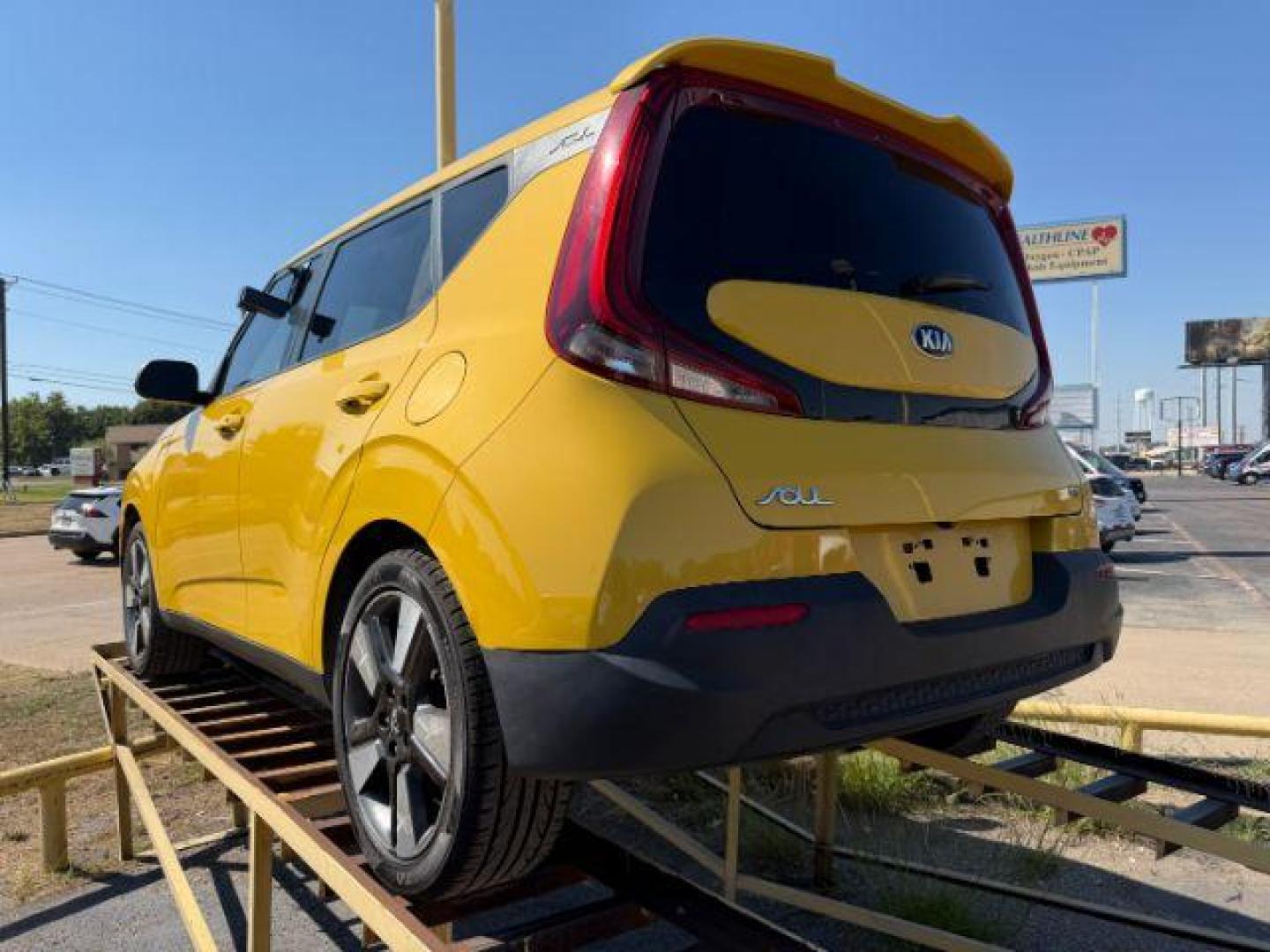 2020 YELLOW Kia Soul EX (KNDJ33AU6L7) with an 2L I-4 DOHC engine, located at 2715 W Pioneer Pkwy, Arlington, TX, 76013, (817) 265-9009, 32.710262, -97.153236 - Photo#8