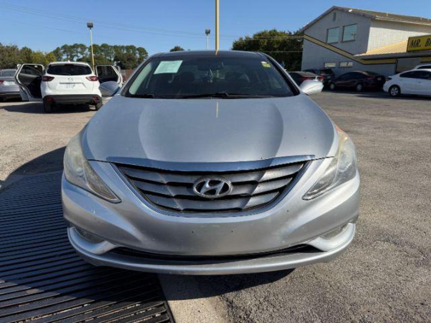 2014 SILVER Hyundai Sonata SE (5NPEC4AB3EH) , located at 2715 W Pioneer Pkwy, Arlington, TX, 76013, (817) 265-9009, 32.710262, -97.153236 - Photo#2